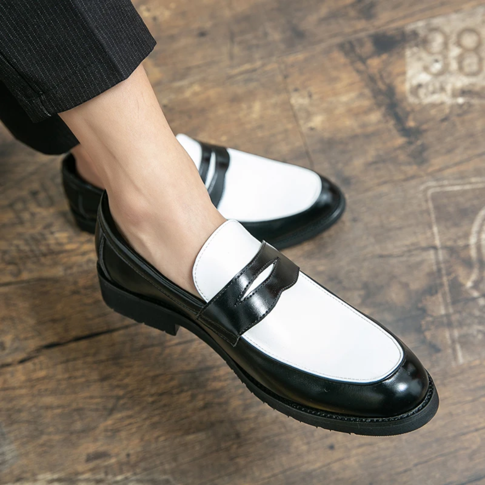 Mocassim Black and White