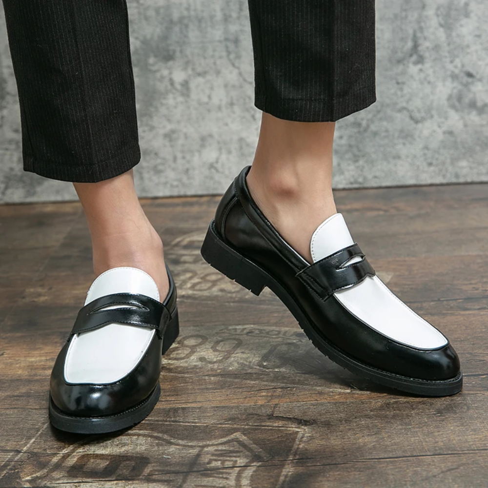 Mocassim Black and White