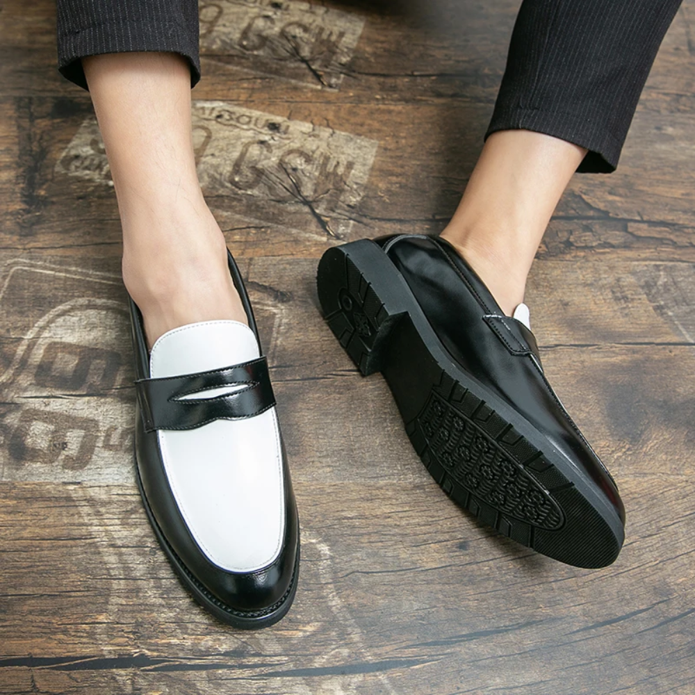 Mocassim Black and White