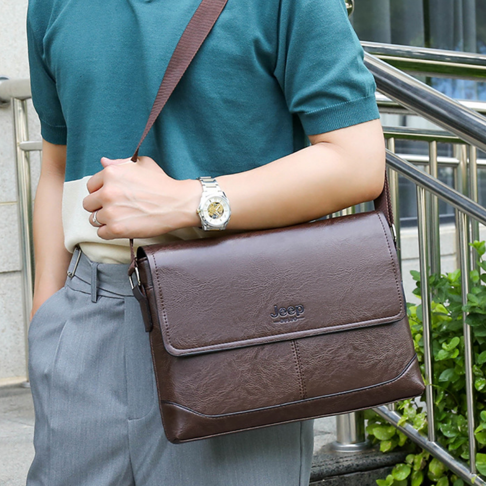 Bolsa Carteiro Transversal Masculina em Couro Jeep