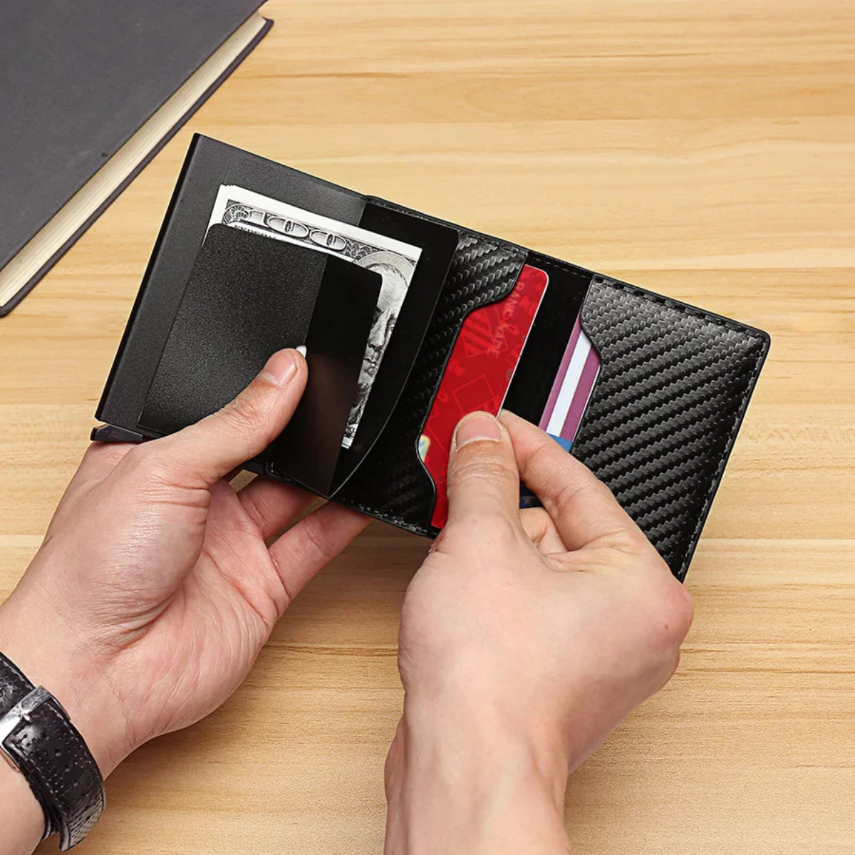 Carteira Masculina em Metal Carbon Slim com Proteção RFID
