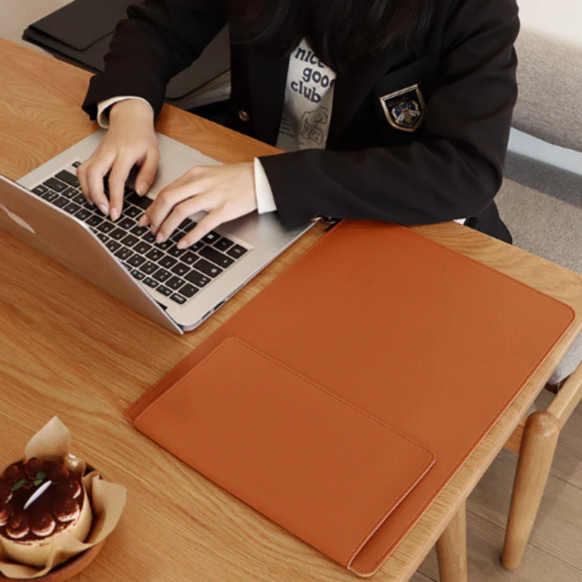 Capa Slim para Notebook em Couro Tecnológico com Suporte Dobrável