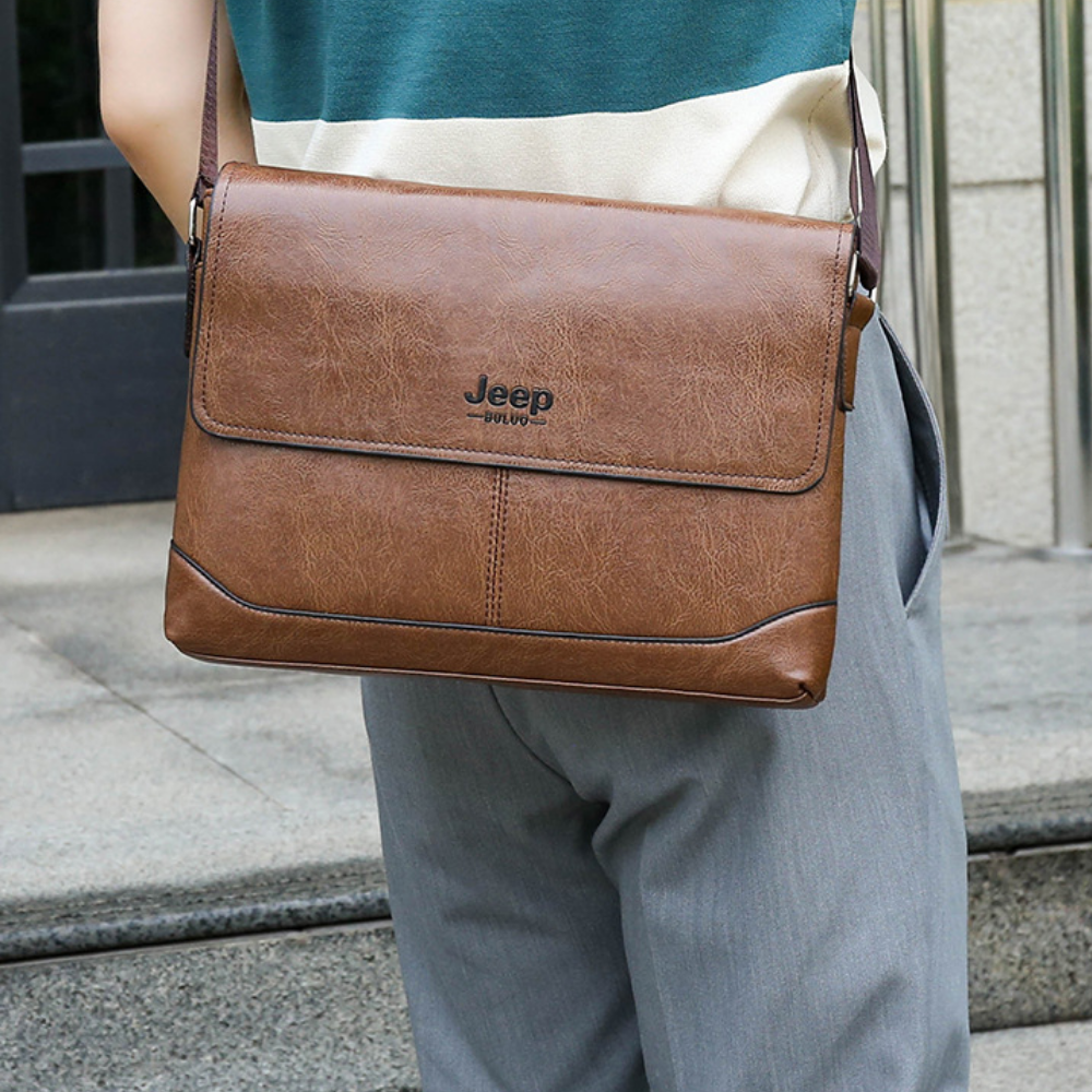 Bolsa Carteiro Transversal Masculina em Couro Jeep