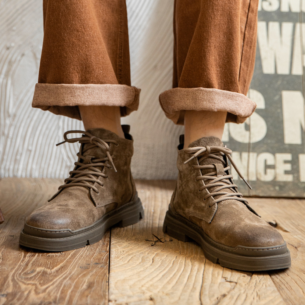 Bota Masculina em Couro Camurça Algernon – Estilo Workwear Clássico