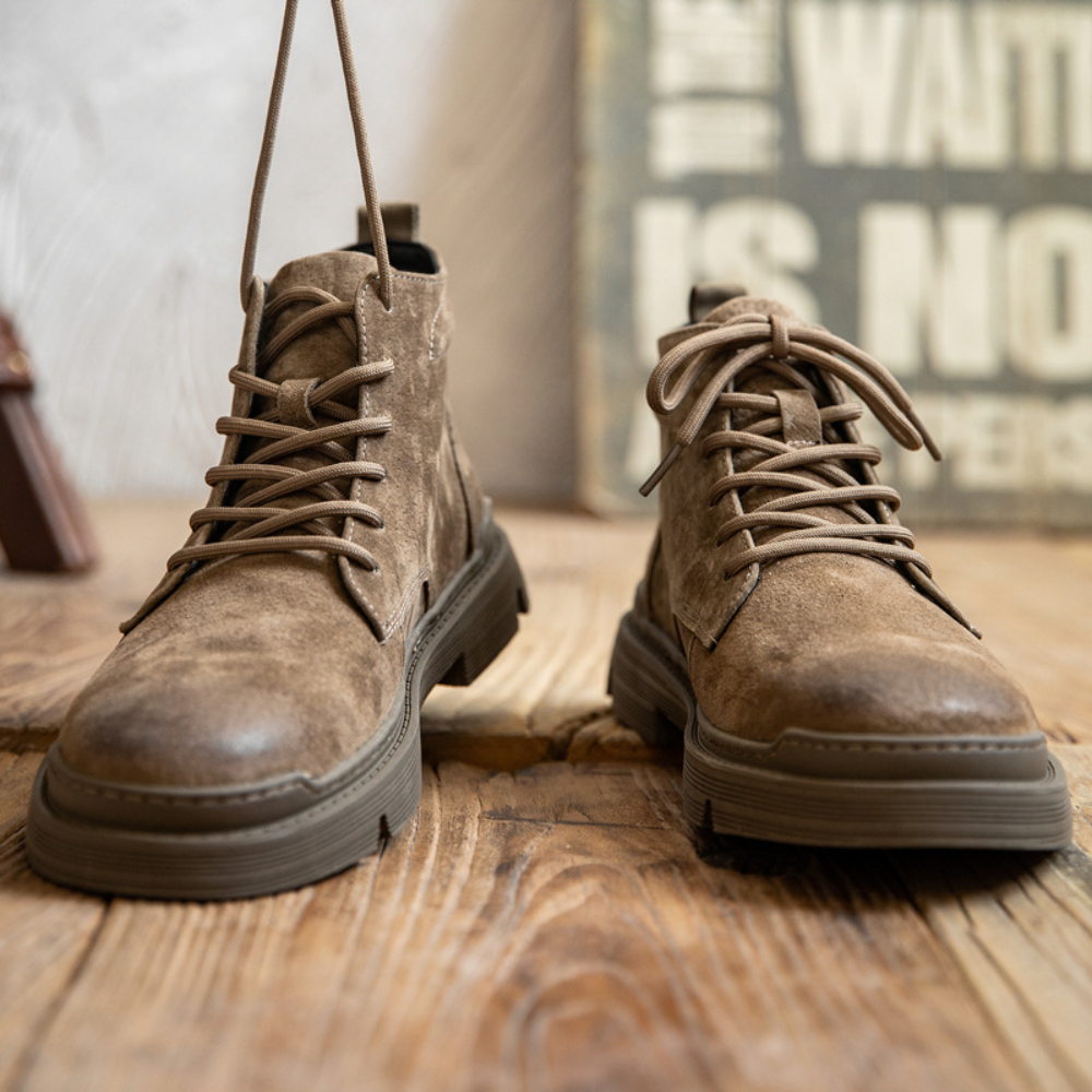 Bota Masculina em Couro Camurça Algernon – Estilo Workwear Clássico