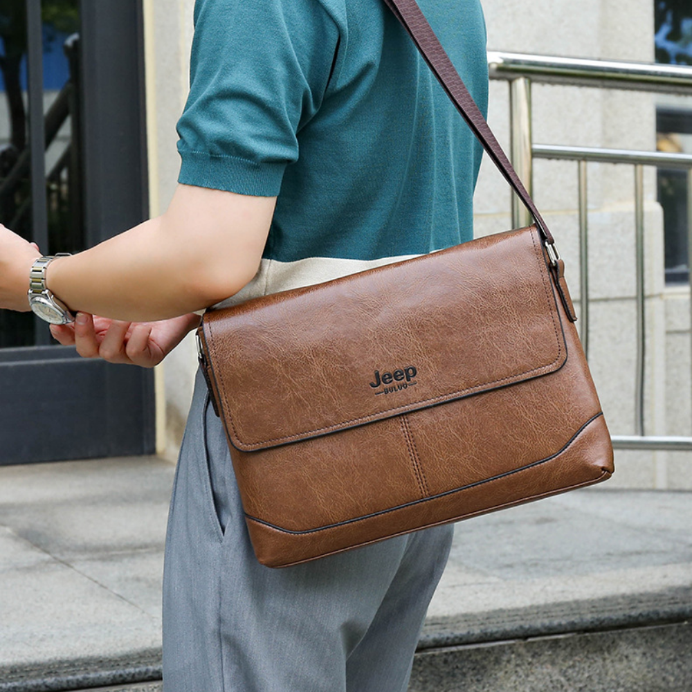 Bolsa Carteiro Transversal Masculina em Couro Jeep