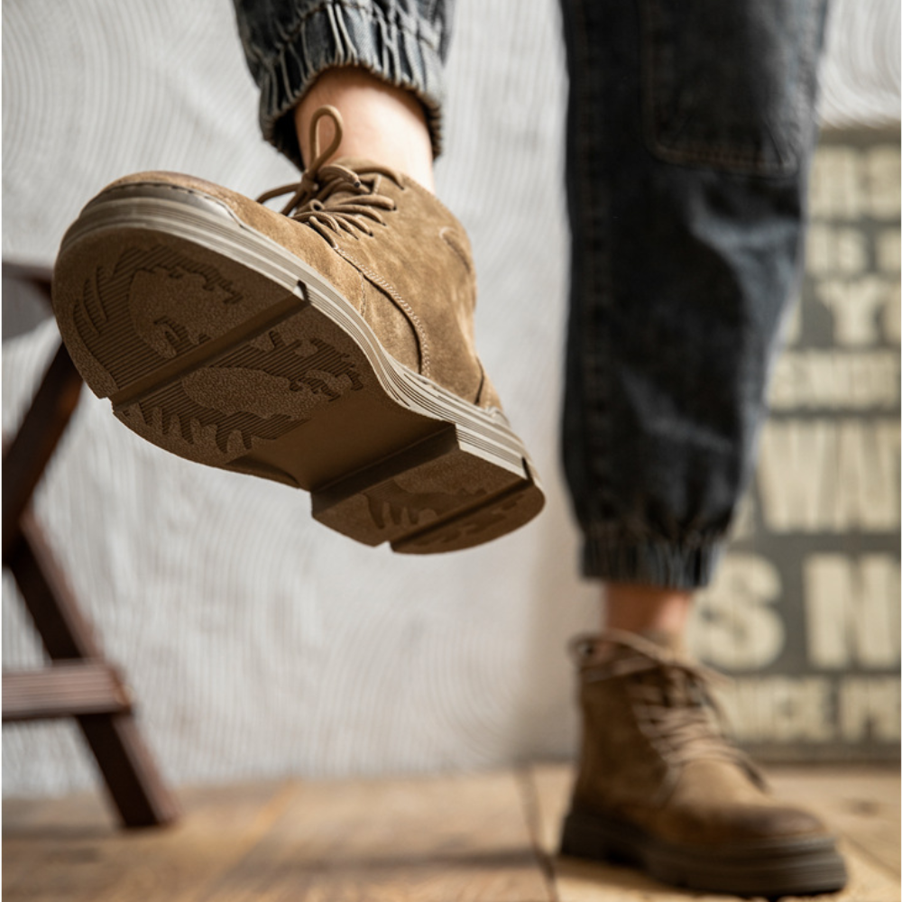 Bota Masculina em Couro Camurça Algernon – Estilo Workwear Clássico