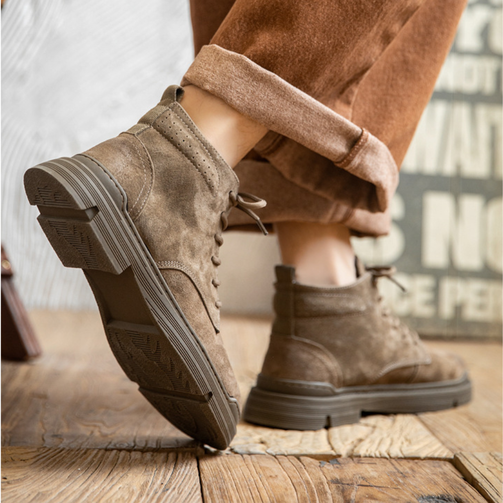 Bota Masculina em Couro Camurça Algernon – Estilo Workwear Clássico
