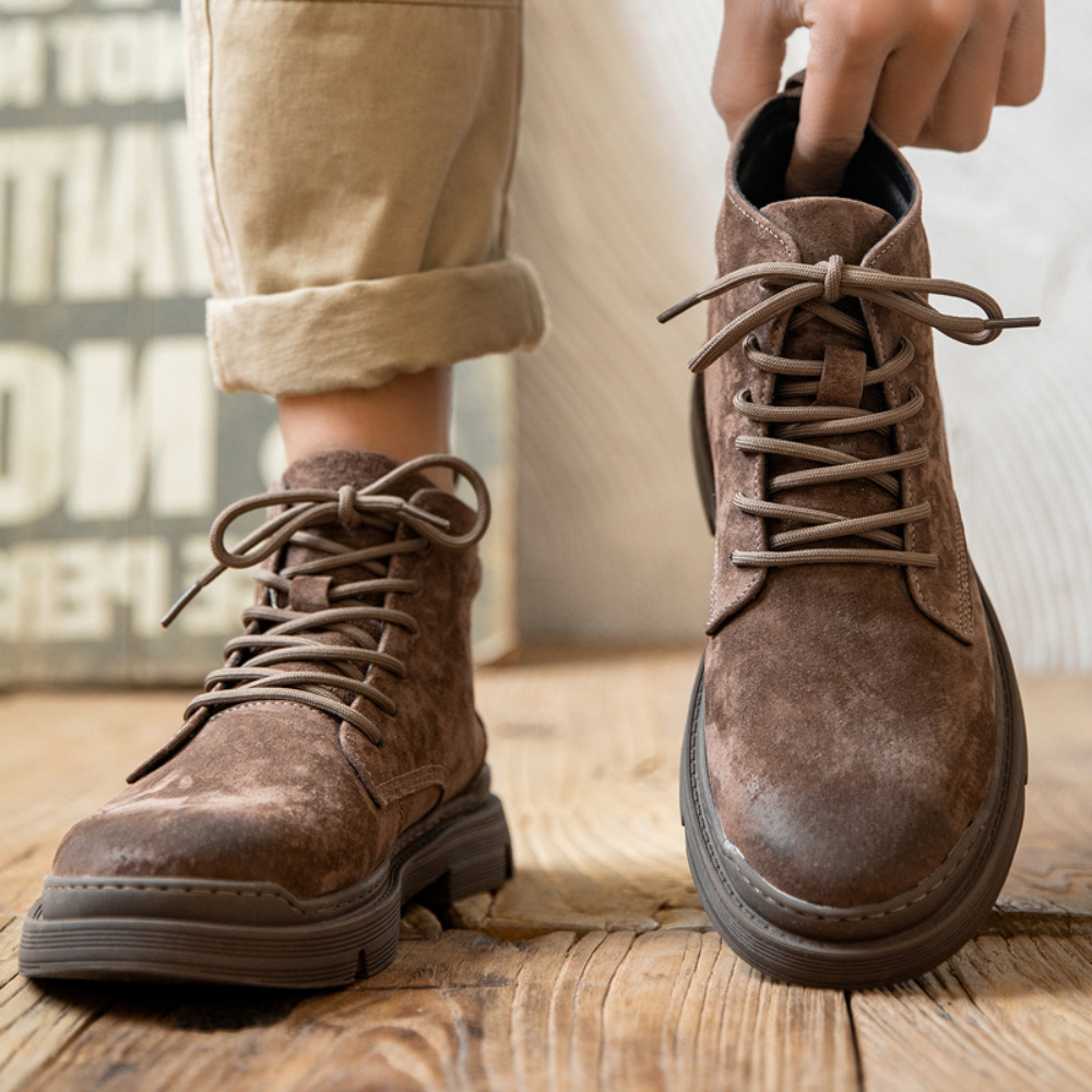Bota Masculina em Couro Camurça Algernon – Estilo Workwear Clássico