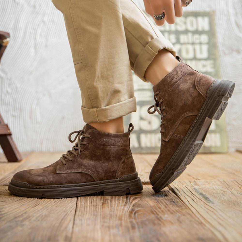 Bota Masculina em Couro Camurça Algernon – Estilo Workwear Clássico