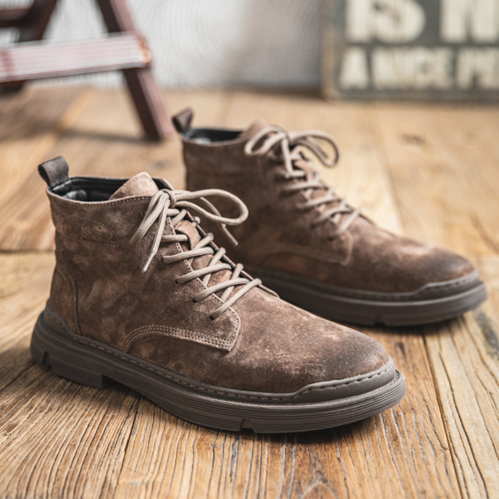 Bota Masculina em Couro Camurça Algernon – Estilo Workwear Clássico