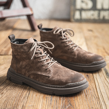 Bota Masculina em Couro Camurça Algernon – Estilo Workwear Clássico